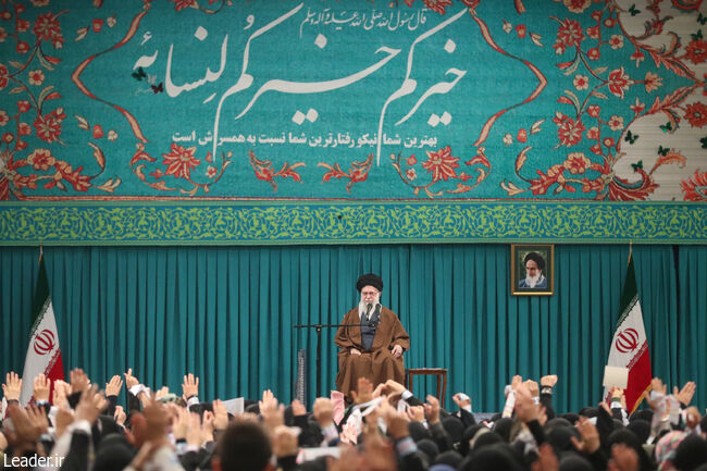 زن، کارگزار خانه نیست، مدیر است